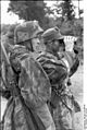 Bundesarchiv Bild 101I-722-0405-05, Frankreich, Soldaten mit Fernglas.jpg