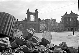 Tas de débris, des tronçons de colonne au premier plan, le Fortunaportal et le Stadtschloß au second.