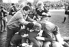 The team celebrates the victory in the 1988-89 FDGB-Pokal at the Stadion der Weltjugend on 1 April 1989. Bundesarchiv Bild 183-1989-0401-022, FDGB-Pokal, Finale, BFC Dynamo - FC Karl-Marx-Stadt 1-0.jpg