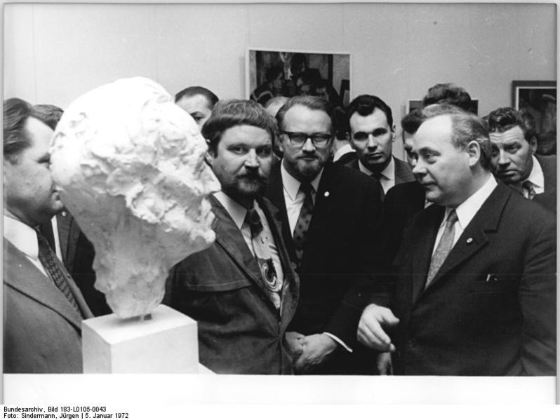 File:Bundesarchiv Bild 183-L0105-0043, Rostock, Ausstellung, Jo Jastram, Zimmermann, Tisch.jpg