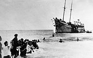 מעפילים יהודים, אשר היגרו לשטחי המנדט הבריטי באופן בלתי חוקי, יורדים מספינת מעפילים ליד נהריה. צולם ב-1948.