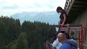 Fájl: Bungee jump a Jauntalbruecke.webm oldalról