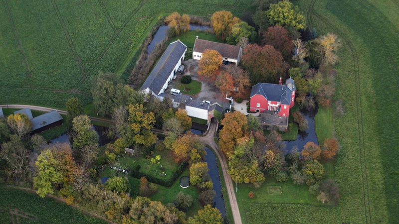 File:Burg Kessenich, Luftaufnahme (2014).jpg