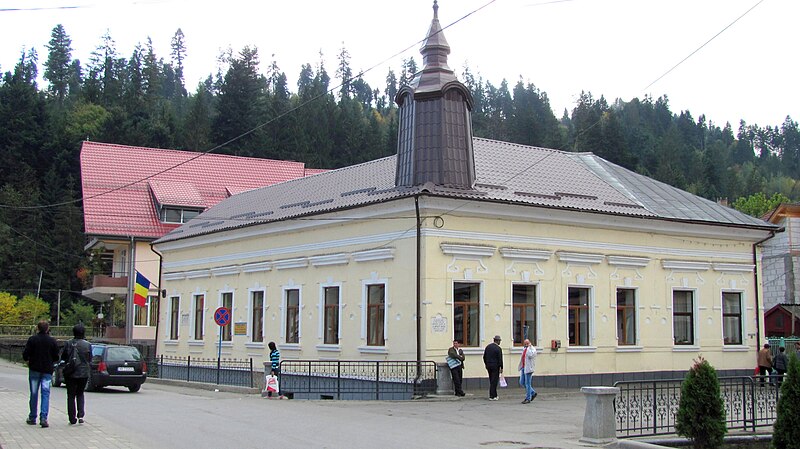 File:Câmpeni-Muzeul "Avram Iancu".JPG