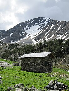 Cabane refuge de la Serrera en Andorre, juste devant le pic de Serrère.