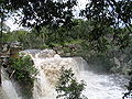 Uma cachoeira em alto nível de água na Serra do Cipó, em um dia chuvoso