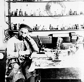 Autorretrato de Cajal en su laboratorio de Valencia (1884~1887)