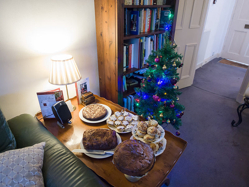 File:Cakes and tree (8772822300).jpg