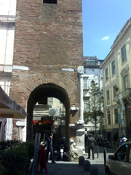 File:CampanilePietrasanta Napoli2.jpg