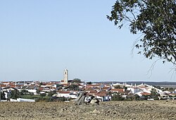 دهکده Casével ، همانطور که از قسمت بالای شهر به داخل شهر دیده می شود ، با کلیسای Matriz به سبک باروک
