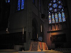 Vidrieras de la nave desde el altar