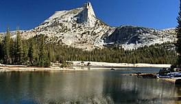 Cathedral Peak dan Danau di Yosemite.jpg