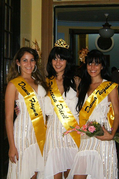 Celebration of the "Princess Dácil" contest at the Seventh Festival of Canarian Traditions in Cuba. In the center of the image, Mary Ann Álvarez Robbi