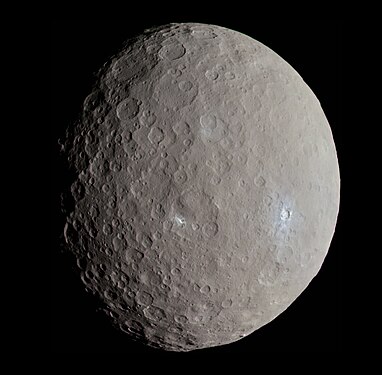 Imatge de Ceres (color veritable) realitzada per la sonda espacial Dawn a 13.641 km de distància, 2015.[2]