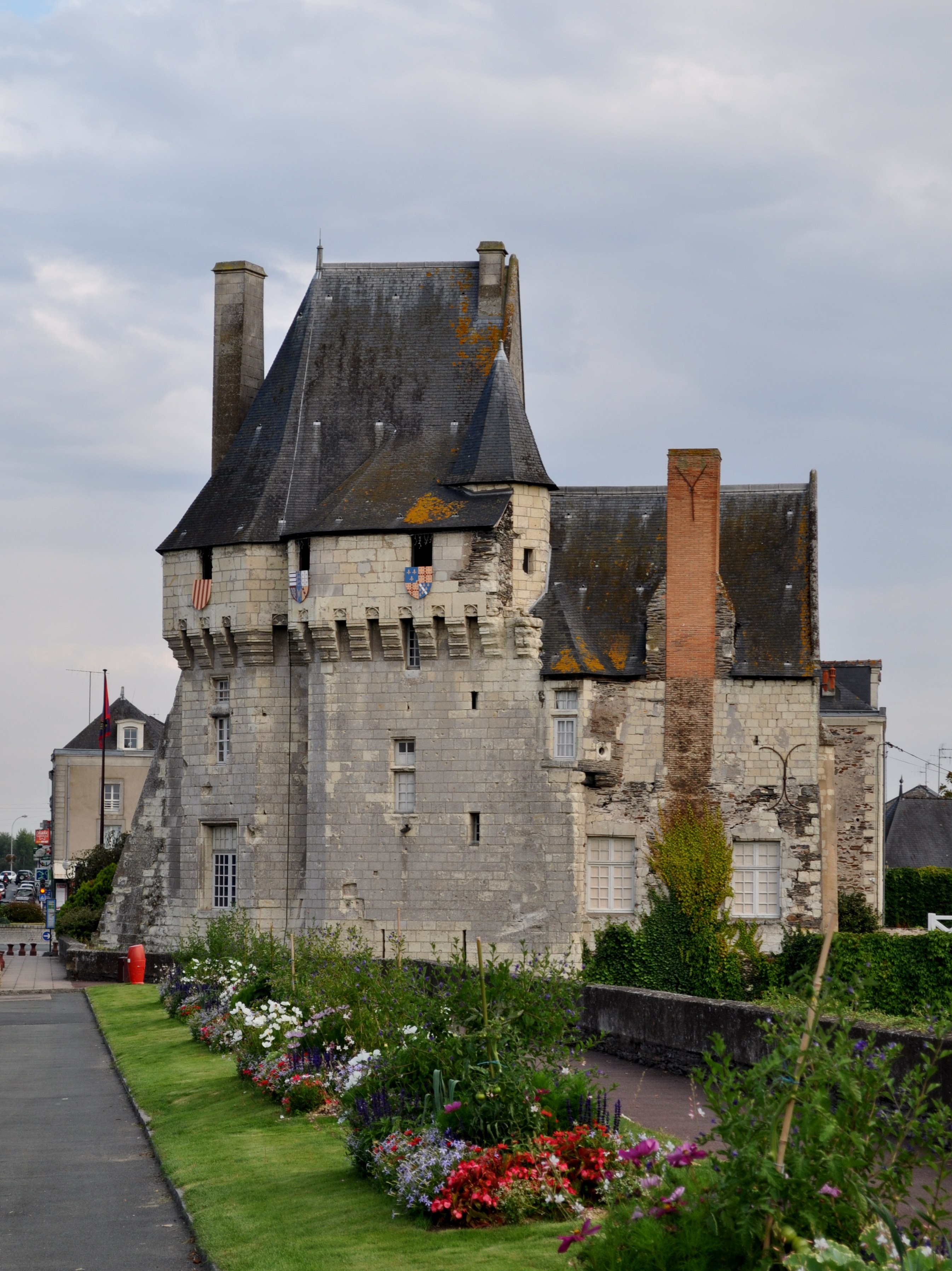 Де се. Chateau de Cathalogne. Chateau de Guilguiffin. Бегарстанов Ле Пон. Chateau de Grangeneuve.