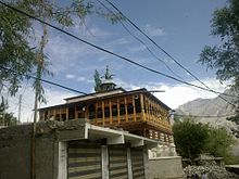 Mesquita de estilo chinês com varanda fechada e alto-falantes