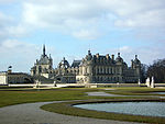 Le château de Chantilly vu des jardins.