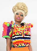 Nicki Minaj em um vestido colorido olhando para a esquerda