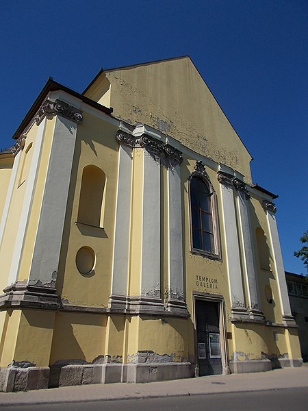 File:Church Gallery in Trinitárius Street, Eger, 2016 Hungary.jpg