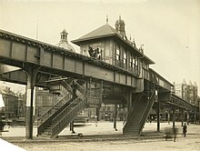 zwart-wit foto van een verhoogde treinlijn