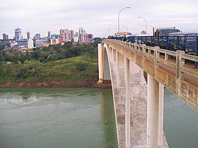 Podul de prietenie internațională peste Rio Parana.  În fundal, orașul Ciudad del Este.