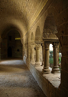 File:Claustro_de_Sant_Benet_de_Bages_-_001.jpg