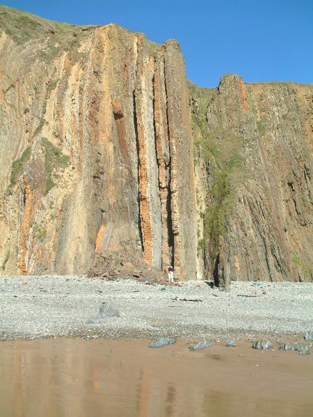 File:Cliffs at east end of Marloes beach - geograph.org.uk - 96067.jpg