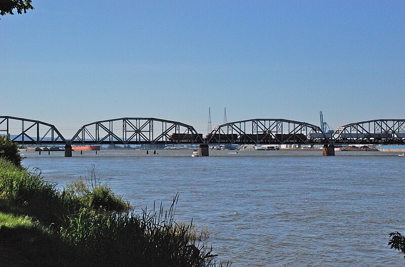 File:Columbia River BNSF bridge, fixed-span section.jpg