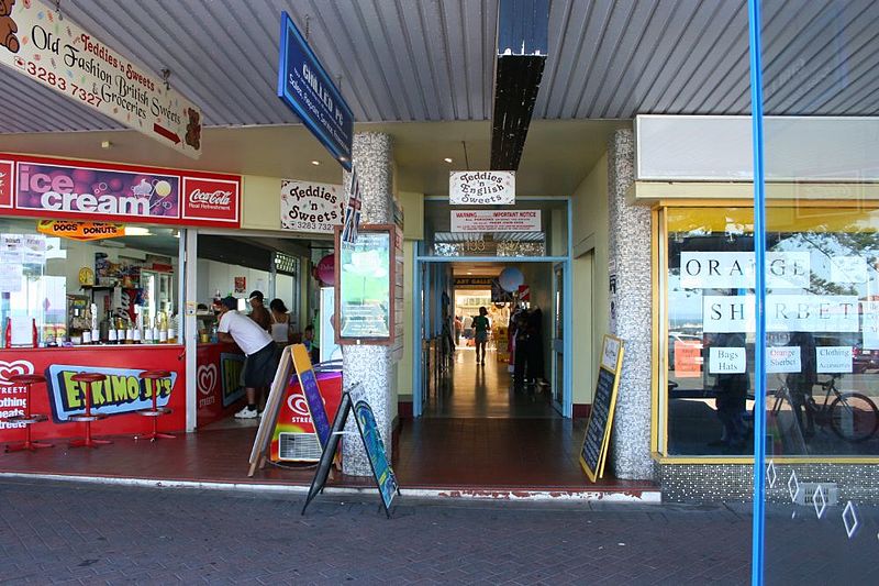 File:Comino's Arcade (2007) - entrance.jpg