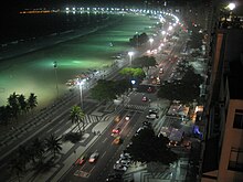 Copacabana bei Nacht, die Beleuchtung lässt den Strand grün erscheinen.