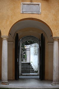 Palazzo Vescovilen sisäpiha, Massa.JPG