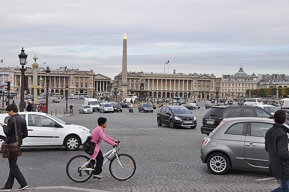 Alone in Place de la Concorde (Paris)