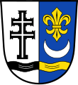 Gemeinde Pleß Gespalten von Silber und Blau, belegt mit einem gesenkten, von Schwarz und Gold gespaltenem Wellenbalken; vorne ein schwarzes Patriarchenkreuz, darin ein silbernes Doppelbalkenkreuz, hinten über einem liegenden silbernen Halbmond eine goldene heraldische Lilie.