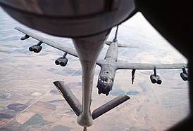 Boeing B-52G и KC-135 готовятся к заправке в воздухе