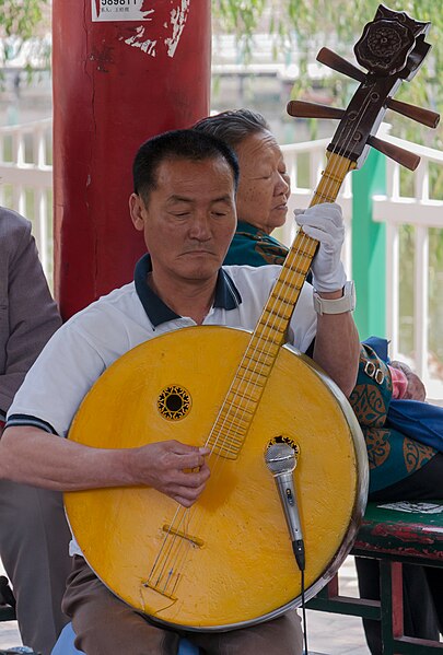 File:Dalian Liaoning China Ruan-Player-in-Dalian-Labour-Park-01.jpg