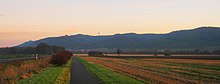 Das Kyffhäusergebirge von Nordwesten, von der B-85 zwischen Berga und Kelbra aus.