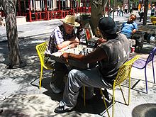 Des joueurs d'échecs sur la 16th Street Mall.