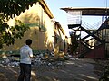 Diego Grez devant les bâtiments détruits de Paniahue.