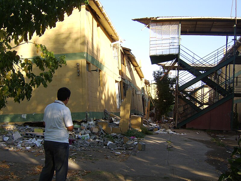 File:Diego Grez in front of destroyed apartments in Paniahue, Santa Cruz, Chile.jpg