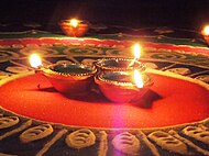 Een olielamp op een diwali staat in een rituele tekening.  Goa, 2007