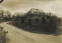 Un grand bâtiment en brique