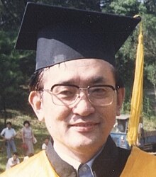 Doktor Chun-Shan Shen Tsing Xua talabalar shaharchasida, iyun 1987.jpg