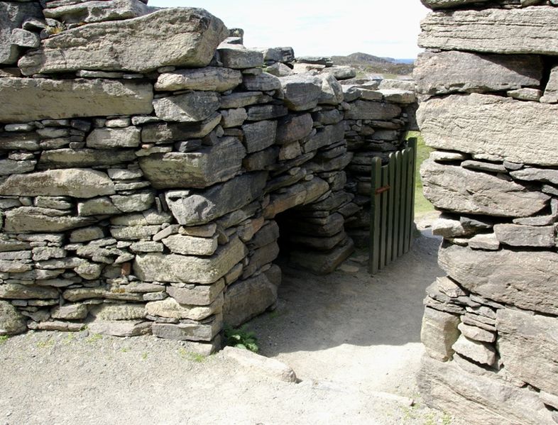 File:Dun Carloway 20090610 04 guard cell entrance.jpg