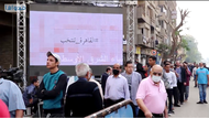 ناخبون مصريون مصطفون تبعًا لإجراءات التباعُد الاجتماعي أمام إحدى اللجان الانتخابية.