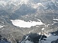 Der zugefrorene und verschneite Eibsee im Winter von der Zugspitze aus gesehen