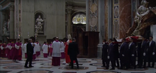 Benedict XVI's body being borne into St. Peter's Basilica by the papal gentlemen on 2 January Entada do corpo de Bento XVI na Basilica de Sao Pedro.png