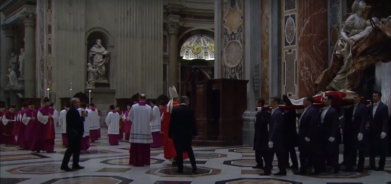 File:Entada do corpo de Bento XVI na Basilica de São Pedro.png