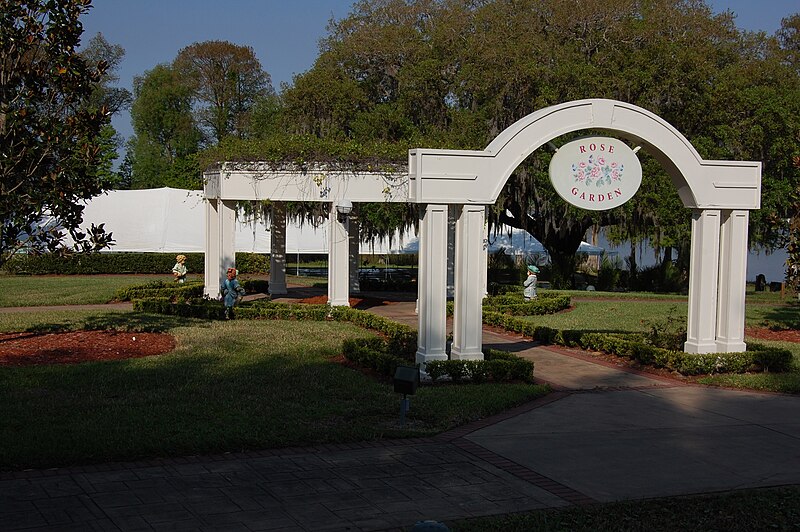 File:Entrance to Rose Garden (3369615387).jpg