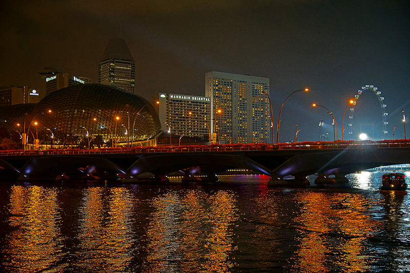 File:Esplanade Bridge, Singapore, at night - 20120629.jpg