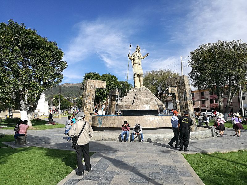 File:Estàtua d'Atahualpa a la plaça de los Baños del Inca.jpg